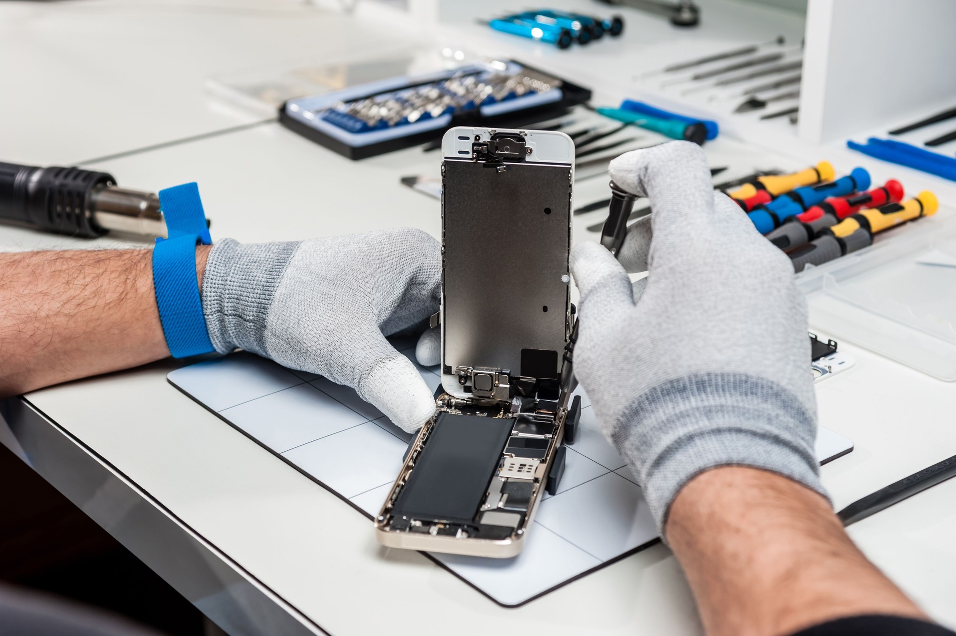 Technician repairing a smarphone